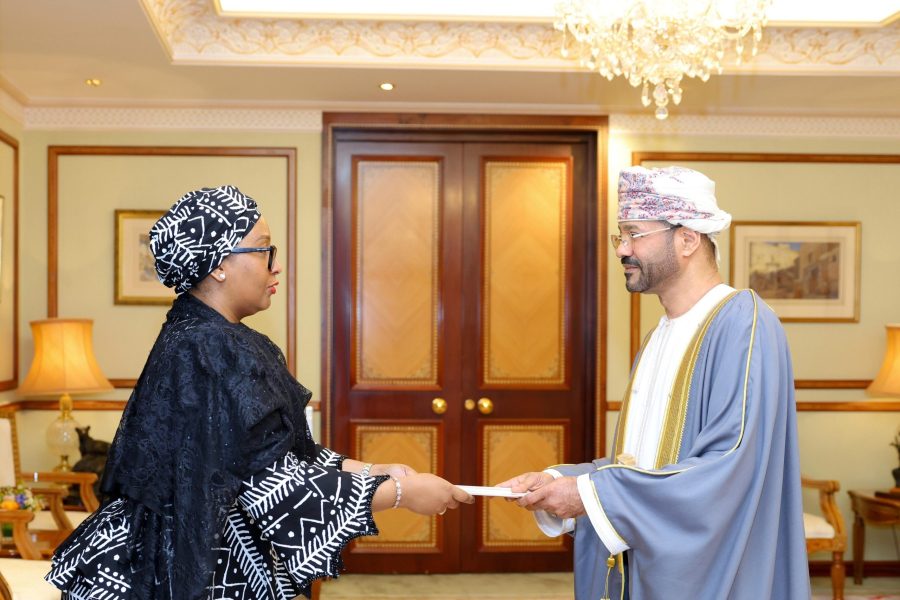 معالي السيد وزير الخارجية يتسلم نسخة من أوراق اعتماد سفيرة تنزانيا