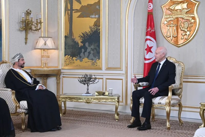 تونس: الرئيس يستقبل وزير التجارة والصناعة وترويج الاستثمار في سلطنة عمان