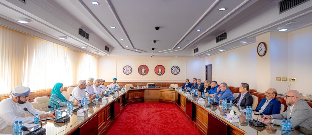 غرفةُ تجارة وصناعة عُمان تبحث مع وفد أمريكي تعزيز العلاقات الاقتصاديّة والتجاريّة