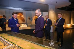 Foreign Minister visits Mongolian National Museum