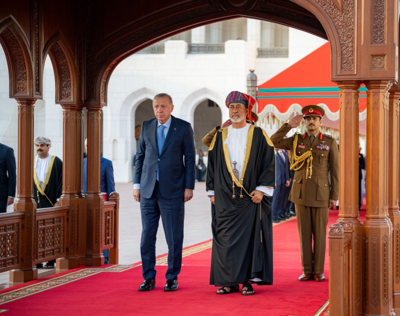 الرئيس التركي يصل إلى سلطنة عُمان