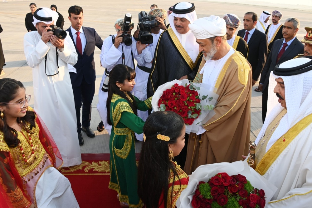 HM-arrives-bahrain