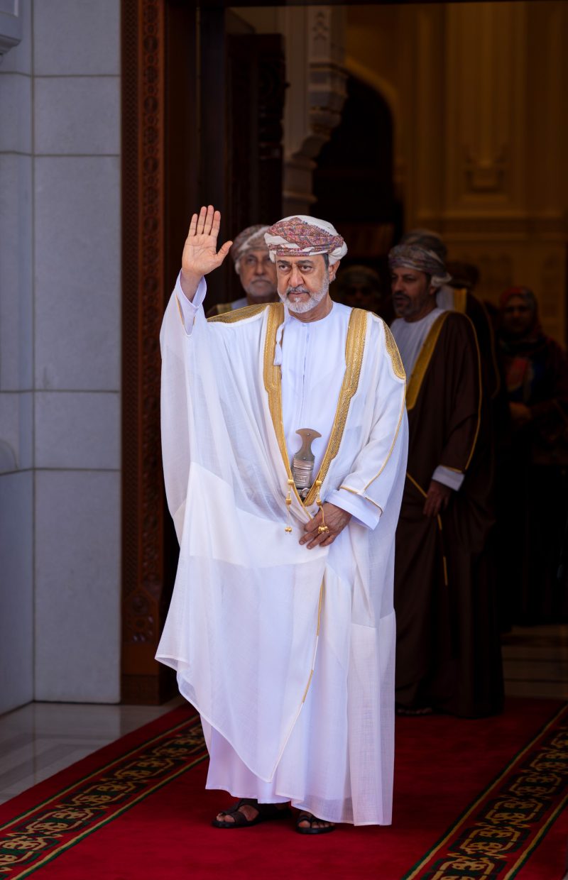 جلالة السُّلطان يُقيم مأدبة غداء خاصّة ويودّع الرئيس الإيراني بقصر العلم العامر