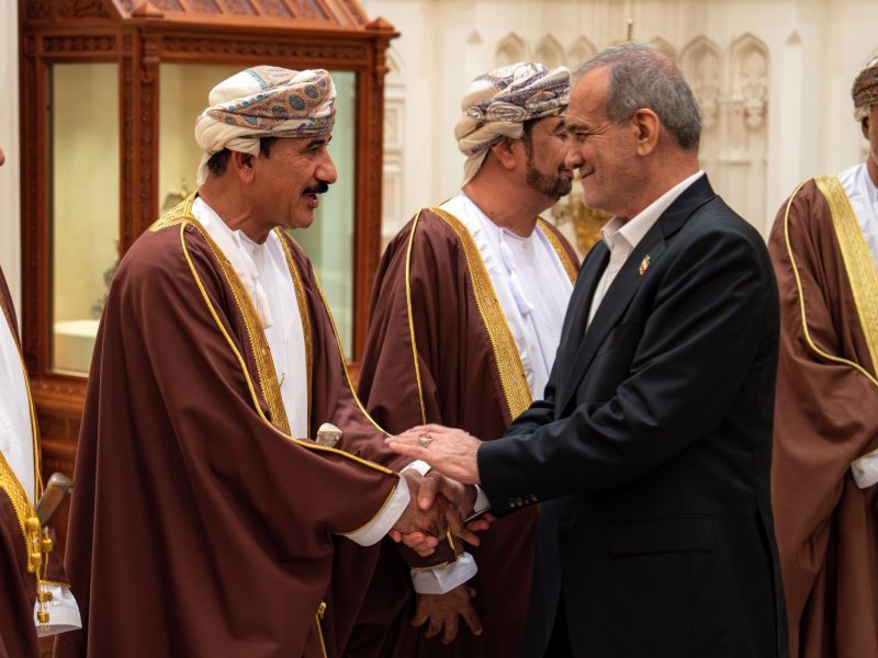 جلالة السُّلطان يُقيم مأدبة غداء خاصّة ويودّع الرئيس الإيراني بقصر العلم العامر