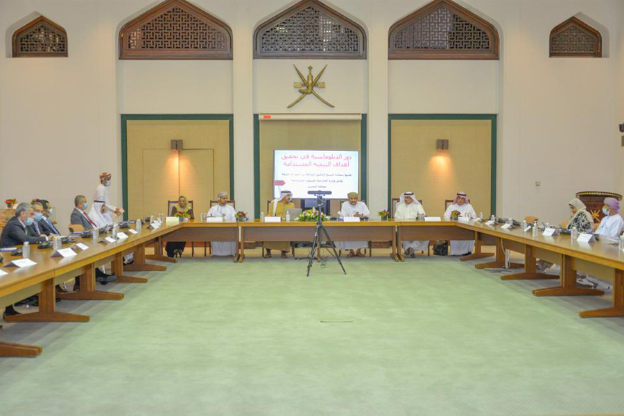 Dr-Abdullah-Al-Khalifa-Undersecretary-of-Bahrain-Foreign-Ministry-delivers-lecture-in-Muscat