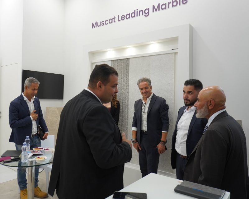 إيطاليا: سمو السيد رئيس البعثة يزور جناح سلطنة عمان في معرض مارموماك