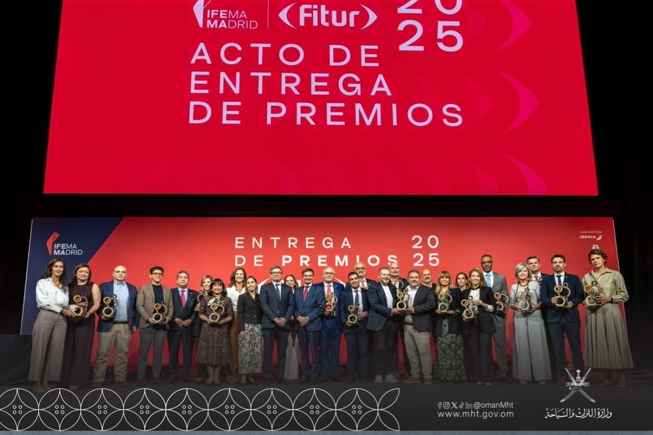 أسبانيا: سفير سلطنة عمان يتسلم جائزة أفضل جناح في معرض السياحة الدولي