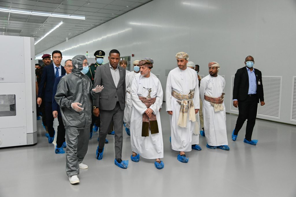 الرئيس البوتسواني يزور ميناء صحار والمنطقة الحرة