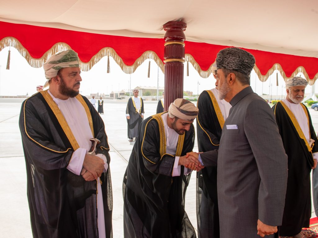 جلالةُ السُّلطان يغادرُ البلاد مُتوجّهًا إلى الجمهوريّة الفرنسيّة.