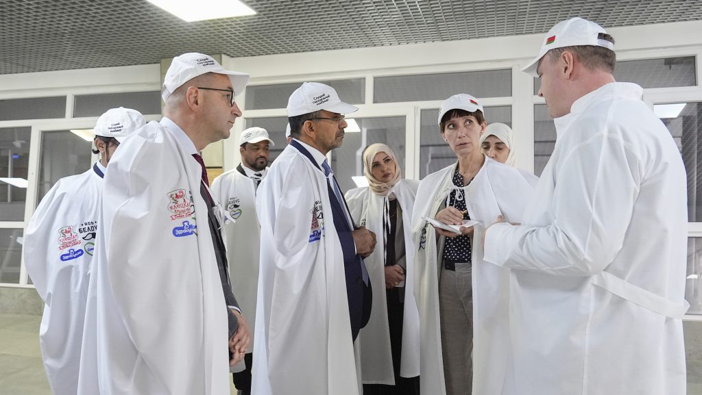 Belarus: Agriculture Minister visits cheese factory in the Minsk