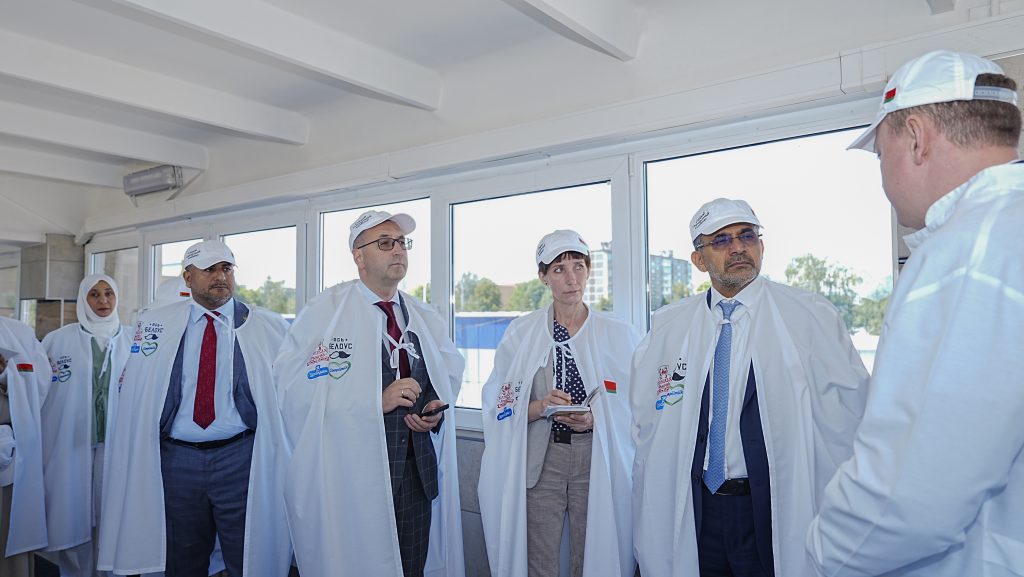 Belarus: Agriculture Minister visits cheese factory in the Minsk